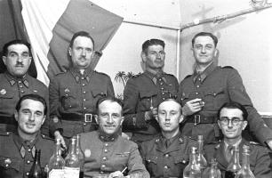Ligne Maginot - HOCHWALD - (Ouvrage d'artillerie) - Le mess officiers
Lt Anglès (cdt B7 bis), Lt Weisé ( Obs artillerie B1), Cne Barrier (Cdt art Est),Cne Boutry, SLt Faure (cdt B6), SLt Haas, Lt Gillet, SLt Piet (chef art b3 )
