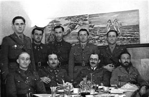 Ligne Maginot - HOCHWALD - (Ouvrage d'artillerie) - Le mess officiers
Lt Hauer , SLt Haas (Bloc 20), Lt Lefèbvre, Cne Roy commandant l'infanterie est, Hulot , Lt Schertzinger (Bloc 13), Cne Ducout (Cdt artillerie ouest), Monnier, Lt Simon (Observateur bloc 20)