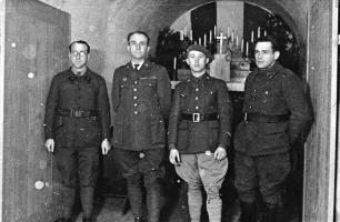 Ligne Maginot - HOCHWALD - (Ouvrage d'artillerie) - Bloc 3
La chapelle au bas du bloc
Au centre, le Cne Boutry et le SLt Haas