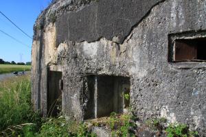 Ligne Maginot - B521 - STATION DE WARGNIES - (Blockhaus pour canon) - Etat extérieur juin 2022. Côté route. Un gazoduc longe l'ouvrage.