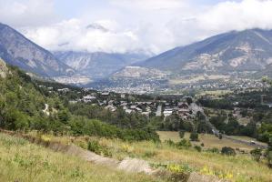 Ligne Maginot - PRELLES - LES ANDRIEUX - (Blockhaus pour arme infanterie) - Le plan feu du bloc. La Route Briançon-Gap. Vue sur Briançon et ses forts. Au fond dans les nuages le Chaberton
