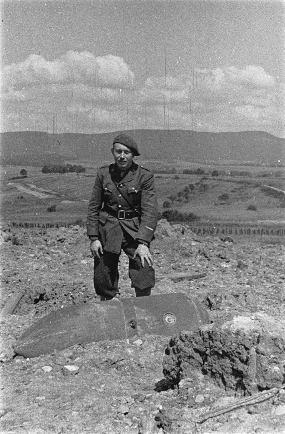 Ligne Maginot - SCHOENENBOURG - (Ouvrage d'artillerie) - Le Lt Haas (Hochwald) à coté de l'un des obus  de 420 non explosés sur les dessus  de l'ouvrage - Inconnu