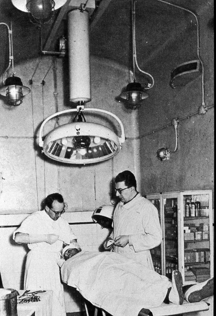 Ligne Maginot - HOCHWALD - (Ouvrage d'artillerie) - La salle d'opération
Les docteurs Adrian à gauche et Rothenhoefer