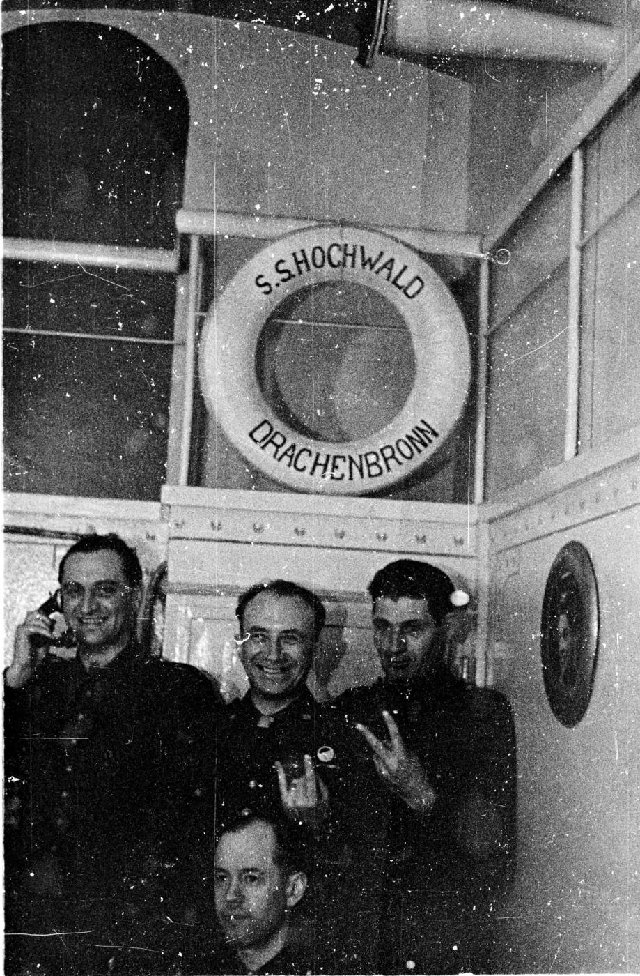 Ligne Maginot - HOCHWALD - (Ouvrage d'artillerie) - Le mess officiers
Lt Gillet, Cne Boutry, ?
Cne Brice - Albert HAAS