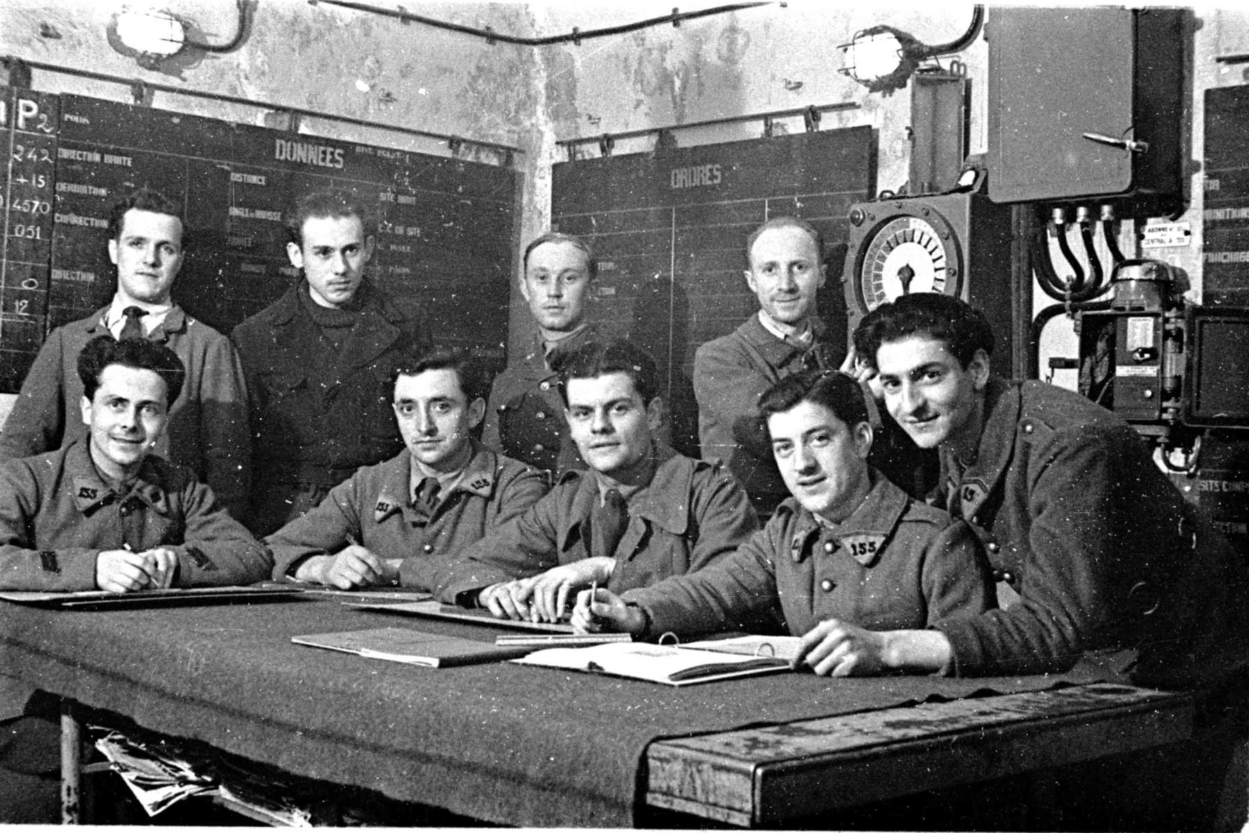 Ligne Maginot - HOCHWALD - (Ouvrage d'artillerie) - Bloc 1
Le PC du bloc et les calculateurs avec le SLt Haas - Inconnu