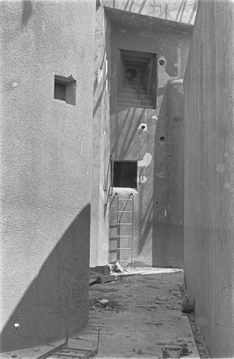 Ligne Maginot - HOCHWALD - (Ouvrage d'artillerie) - Bloc 16
Le fossé du bloc, reconnaissable à l'absence d'antenne radio - Albert HAAS