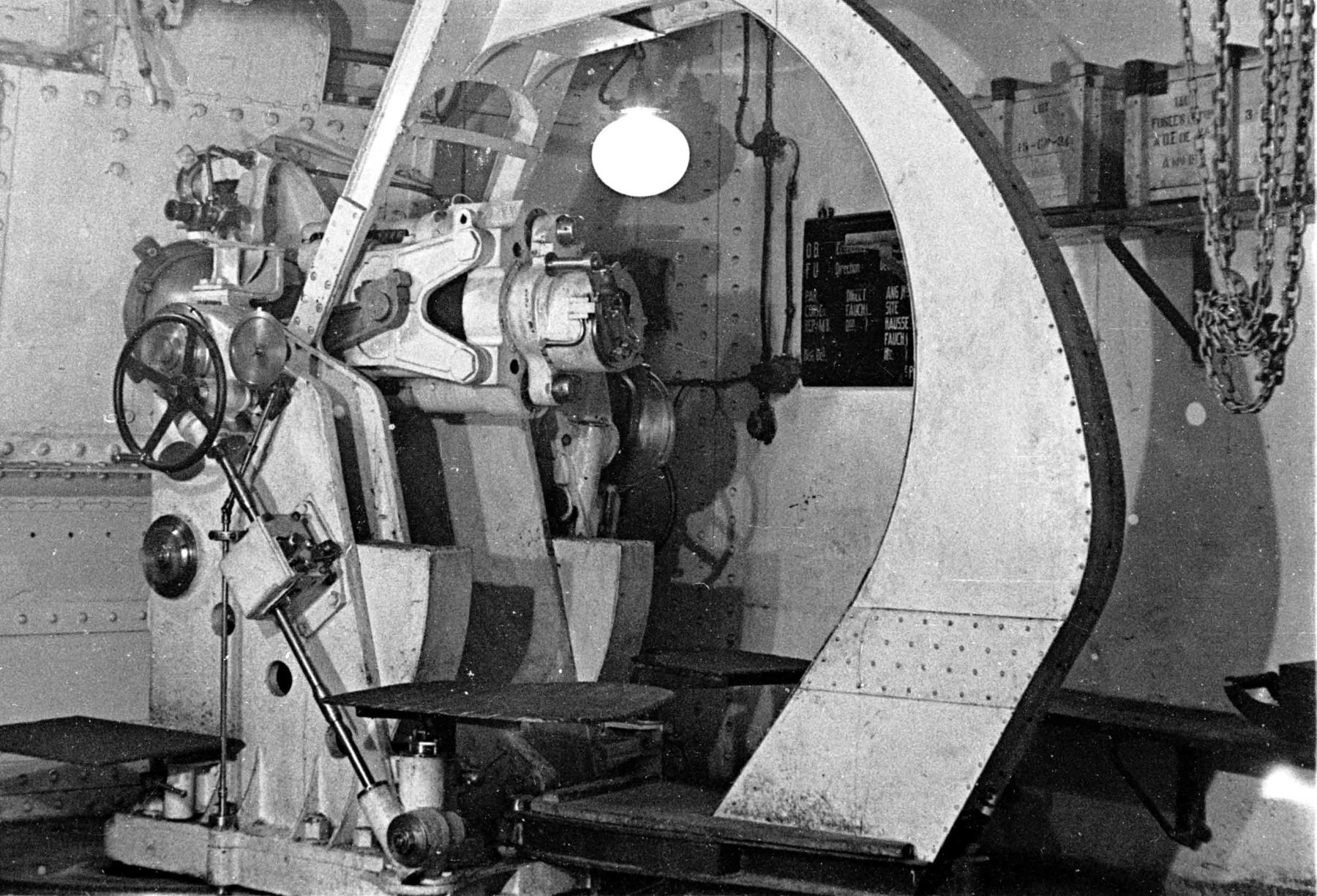 Ligne Maginot - HOCHWALD - (Ouvrage d'artillerie) - Bloc 3
Canon de 75 R 32 sous casemate 
(pièce de droite vu de l'intérieur vers l'extérieur) - Albert HAAS