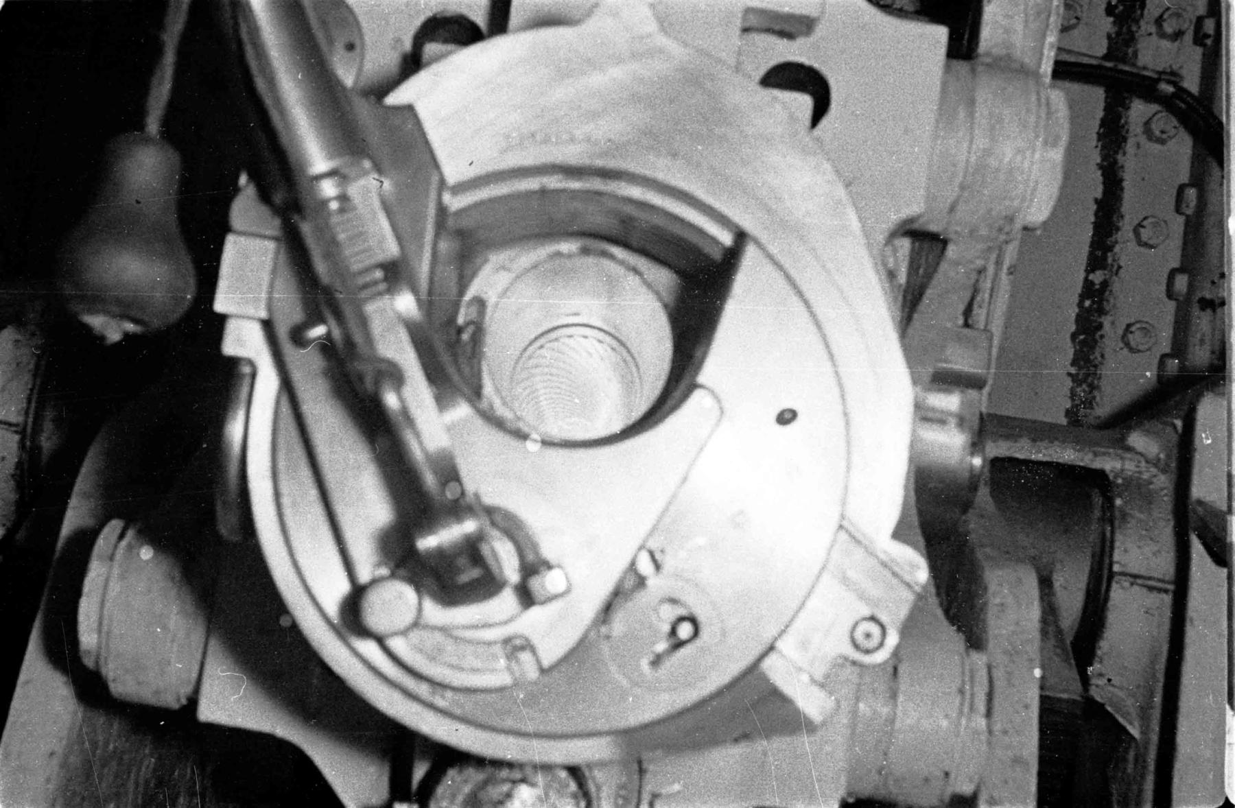 Ligne Maginot - HOCHWALD - (Ouvrage d'artillerie) - Bloc 3
Canon de 75 R 32 sous casemate 
(pièce de droite vu de l'intérieur vers l'extérieur) - Albert HAAS