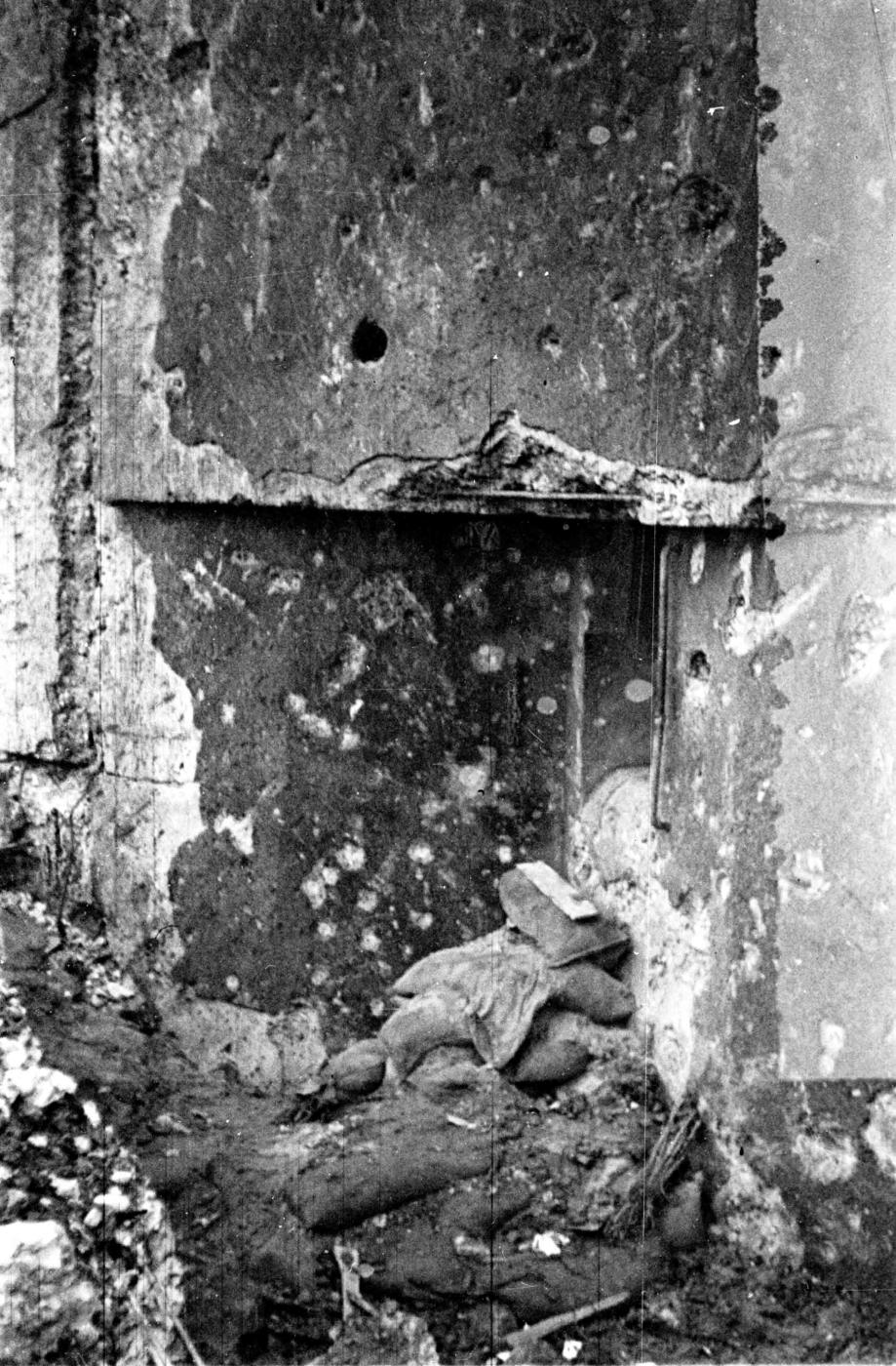 Ligne Maginot - HOCHWALD - (Ouvrage d'artillerie) - Bloc 6
Casemate d'artillerie - Canons de 75 mle 29
Issue de secours du bloc - Albert HAAS