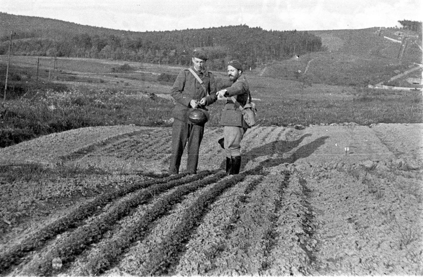 Ligne Maginot - HOCHWALD - (Ouvrage d'artillerie) - Plantations sur les avants de l'ouvrage, coté ouest
Le Lt Simon - Albert HAAS