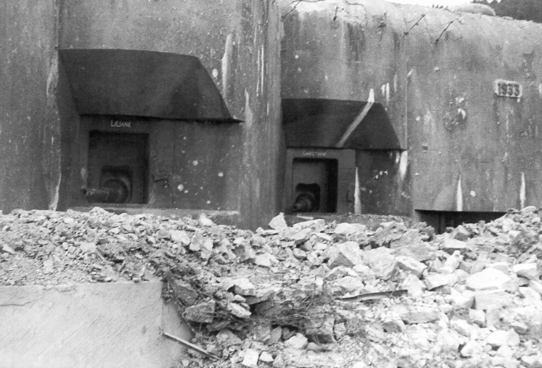 Ligne Maginot - HOCHWALD - (Ouvrage d'artillerie) - Bloc 12
Casemate d'artillerie
Canons de 75 modèle 29
Les deux embrasures des canons Liliane et Christiane après les combats - Albert HAAS