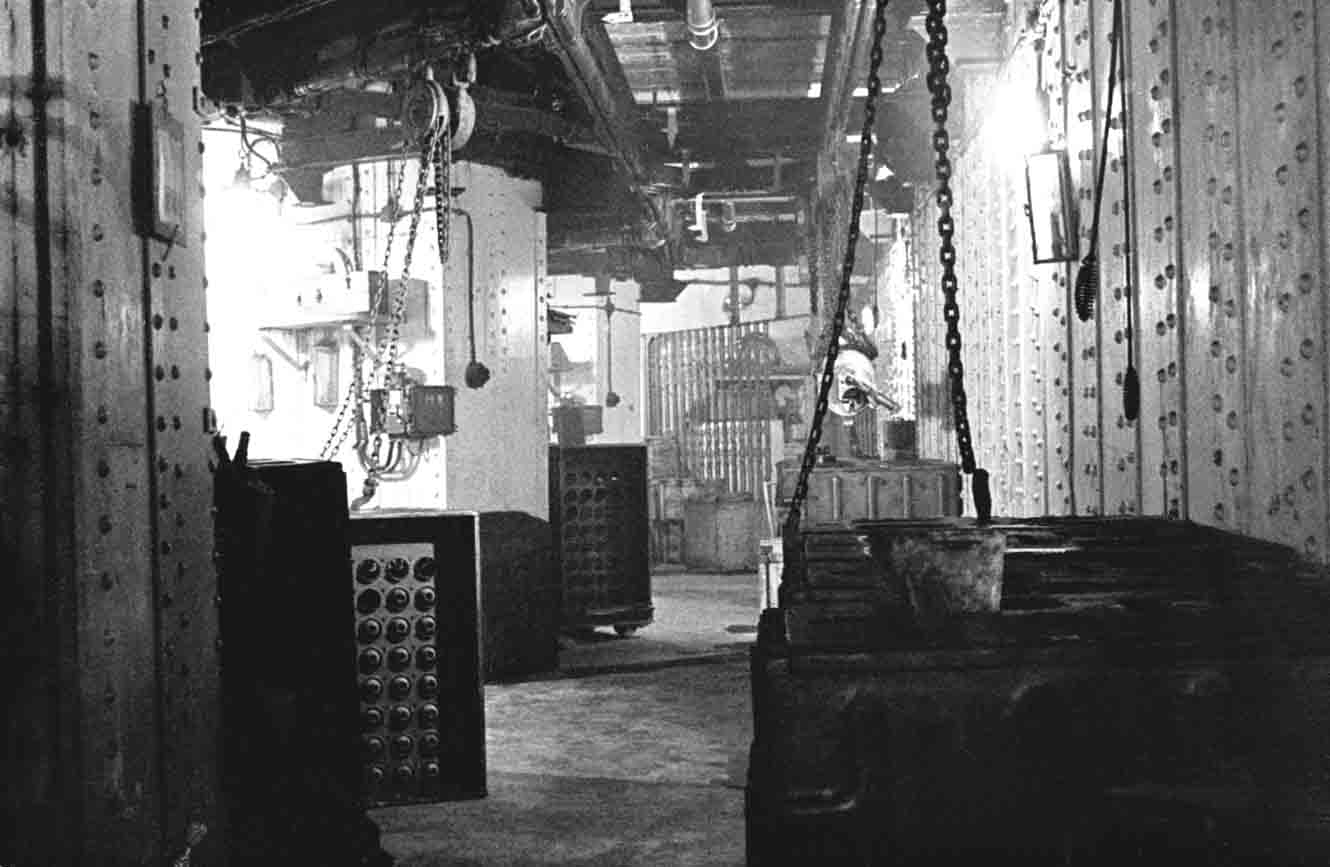 Ligne Maginot - HOCHWALD - (Ouvrage d'artillerie) - Bloc 12
Casemate d'artillerie
Canons de 75 modèle 29
Le couloir de la chambre de tir - Albert HAAS