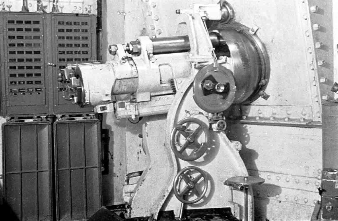 Ligne Maginot - HOCHWALD - (Ouvrage d'artillerie) - Bloc 12
Casemate d'artillerie
Canons de 75 modèle 29
L'une des deux pièces - Albert HAAS