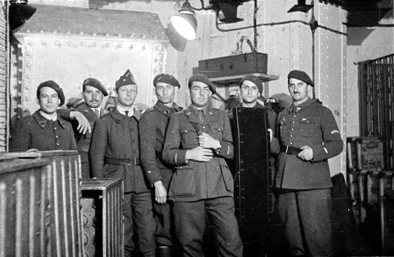 Ligne Maginot - HOCHWALD - (Ouvrage d'artillerie) - Bloc 12
Casemate d'artillerie
Canons de 75 modèle 29
Liliane et ses servants - Albert HAAS