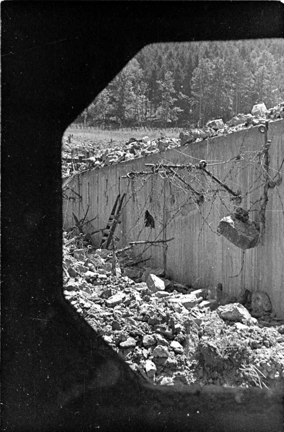 Ligne Maginot - HOCHWALD - (Ouvrage d'artillerie) - Bloc 12
Casemate d'artillerie
Le fossé vu de l'un des créneaux de défense - Albert HAAS