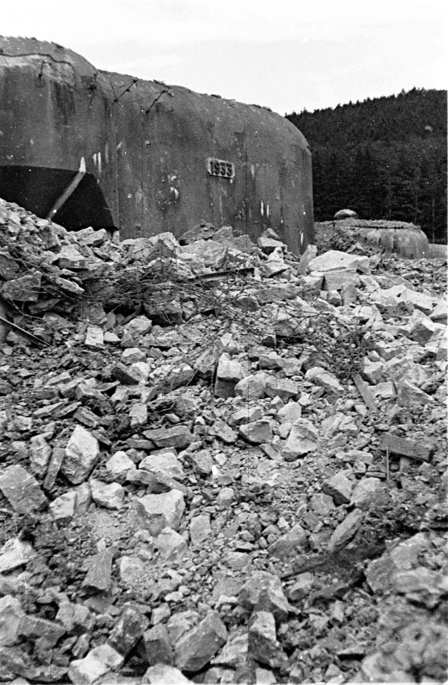 Ligne Maginot - HOCHWALD - (Ouvrage d'artillerie) - Bloc 12
Casemate d'artillerie
Les abords du bloc après les combats - Albert HAAS