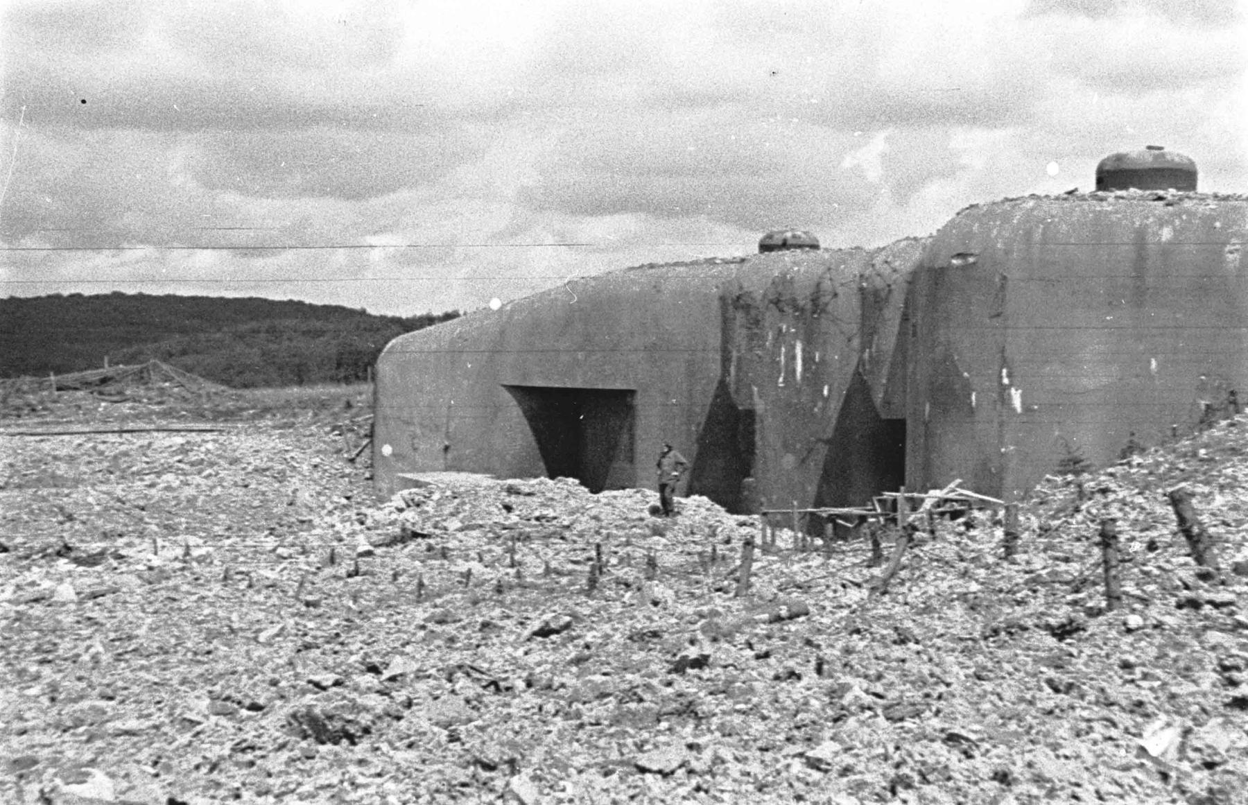 Ligne Maginot - HOCHWALD - (Ouvrage d'artillerie) - Bloc 12
Casemate d'artillerie
Les abords du bloc après les combats - Albert HAAS