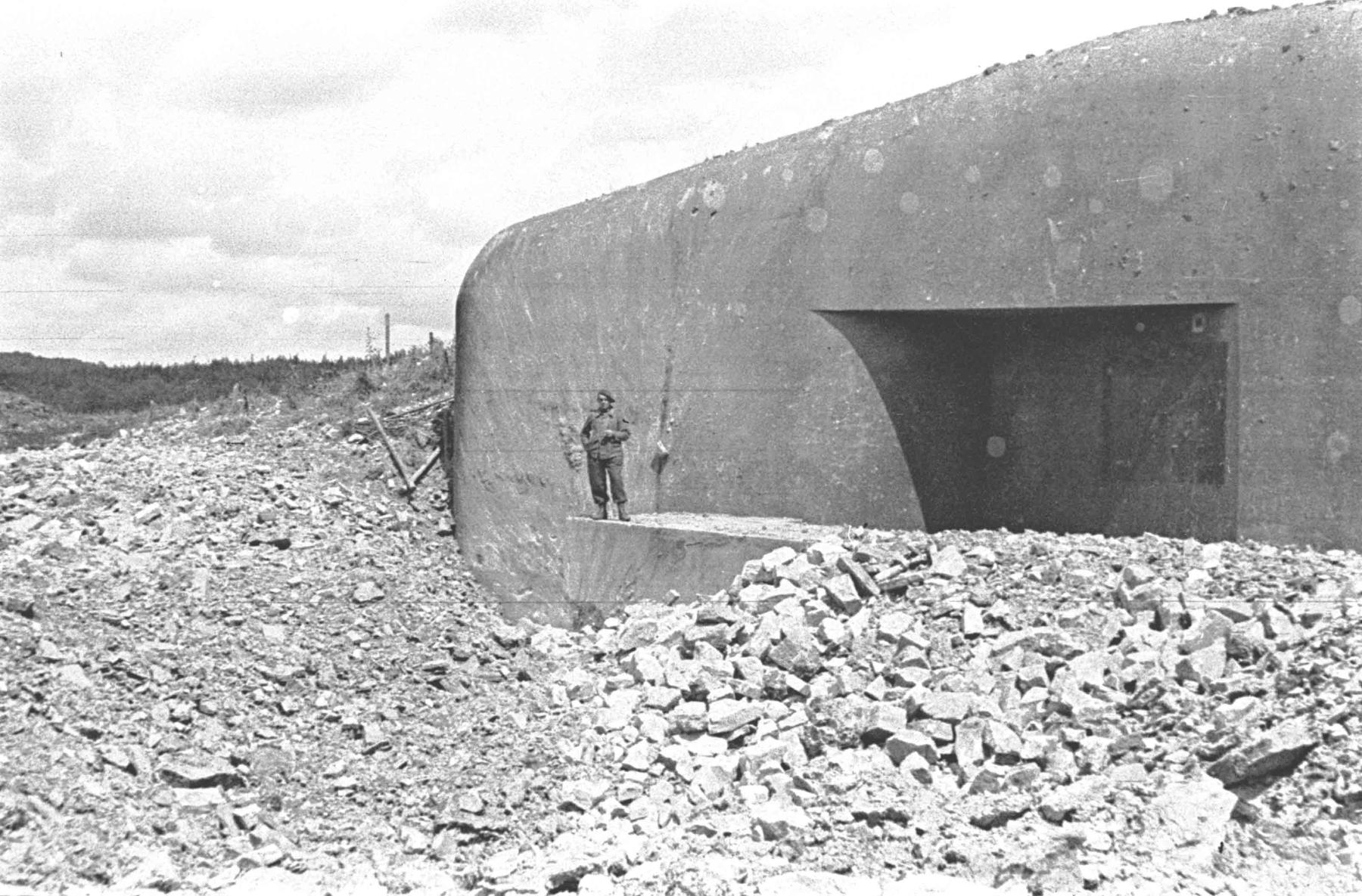 Ligne Maginot - HOCHWALD - (Ouvrage d'artillerie) - Bloc 12
Casemate d'artillerie
Les abords du bloc après les combats - Albert HAAS