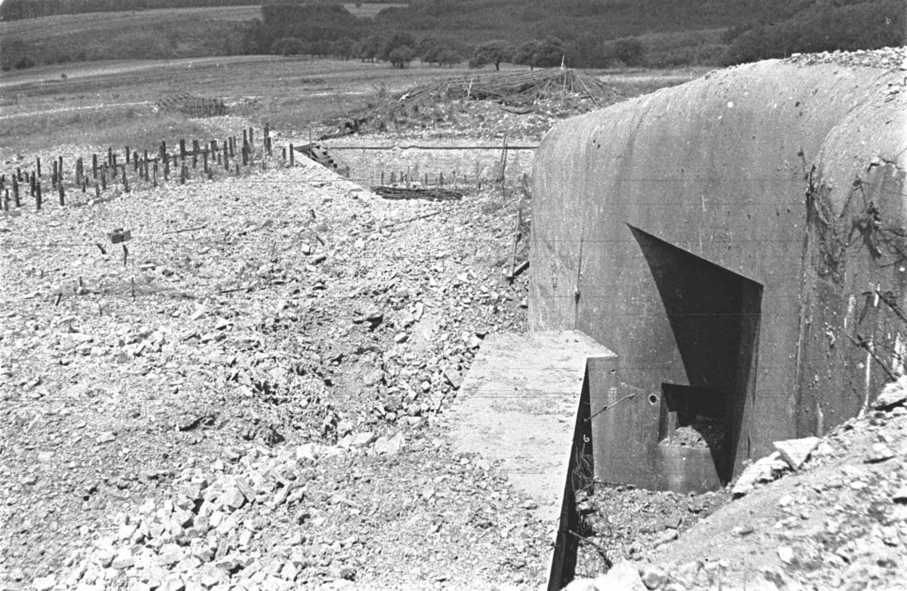 Ligne Maginot - HOCHWALD - (Ouvrage d'artillerie) - Bloc 12
Casemate d'artillerie
Les abords du bloc après les combats - Albert HAAS