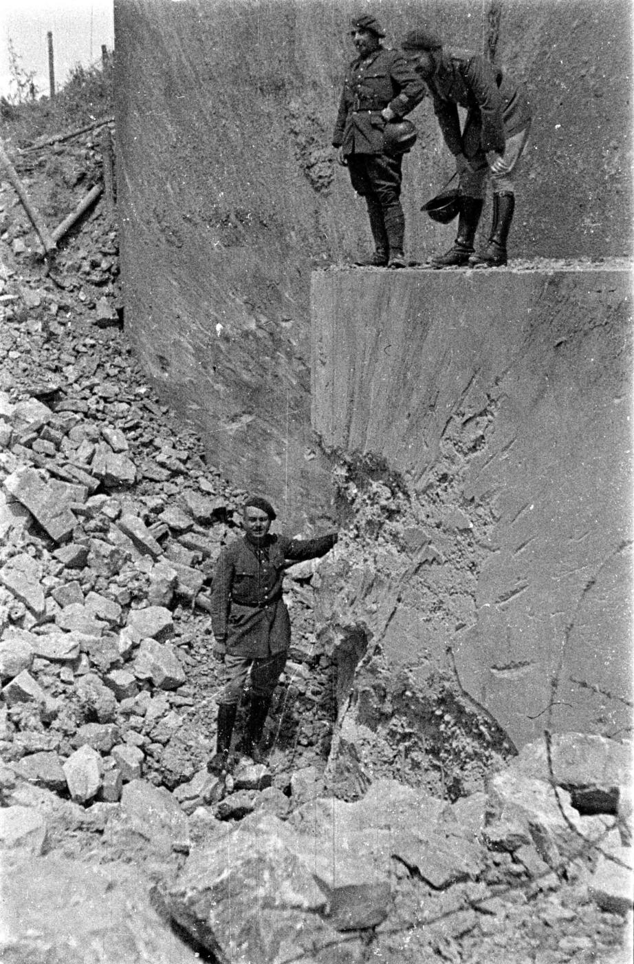 Ligne Maginot - HOCHWALD - (Ouvrage d'artillerie) - Bloc 12
Casemate d'artillerie
Les abords du bloc après les combats
Cne Roy - Lt Simon - Dentiste More ? - Albert HAAS