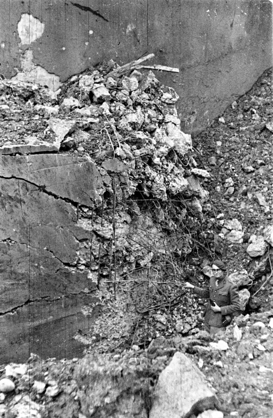 Ligne Maginot - HOCHWALD - (Ouvrage d'artillerie) - Bloc 12
Casemate d'artillerie
Les abords du bloc après les combats - Albert HAAS