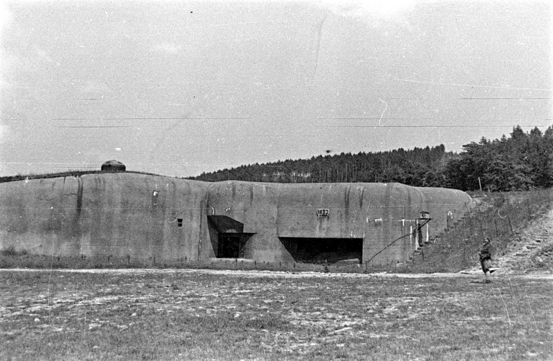 Ligne Maginot - HOCHWALD - (Ouvrage d'artillerie) - Bloc 13
Lance bombe de 135 sous casemate
Le Cne Roy - Albert Haas