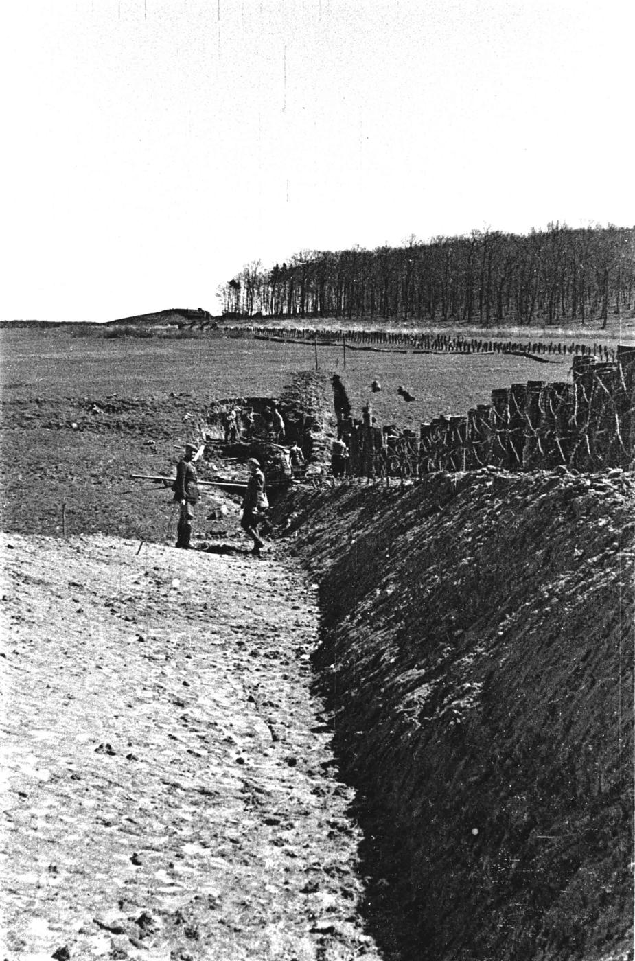 Ligne Maginot - HOCHWALD - (Ouvrage d'artillerie) - Le creusement d'un fossé antichar sur les avants de l'ouvrage - Albert HAAS