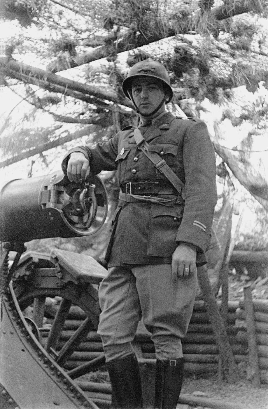 Ligne Maginot - HOCHWALD - (Ouvrage d'artillerie) - Les officiers de l'ouvrage
Le Lt Hauer - Artillerie - Albert HAAS