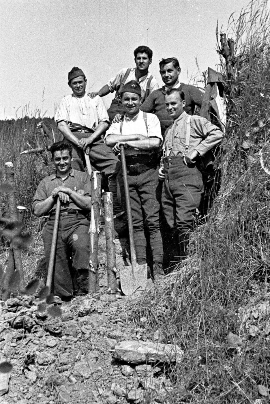 Ligne Maginot - HOCHWALD - (Ouvrage d'artillerie) - Travaux extérieurs
Mise en place d'un réseau de barbelés - Albert HAAS