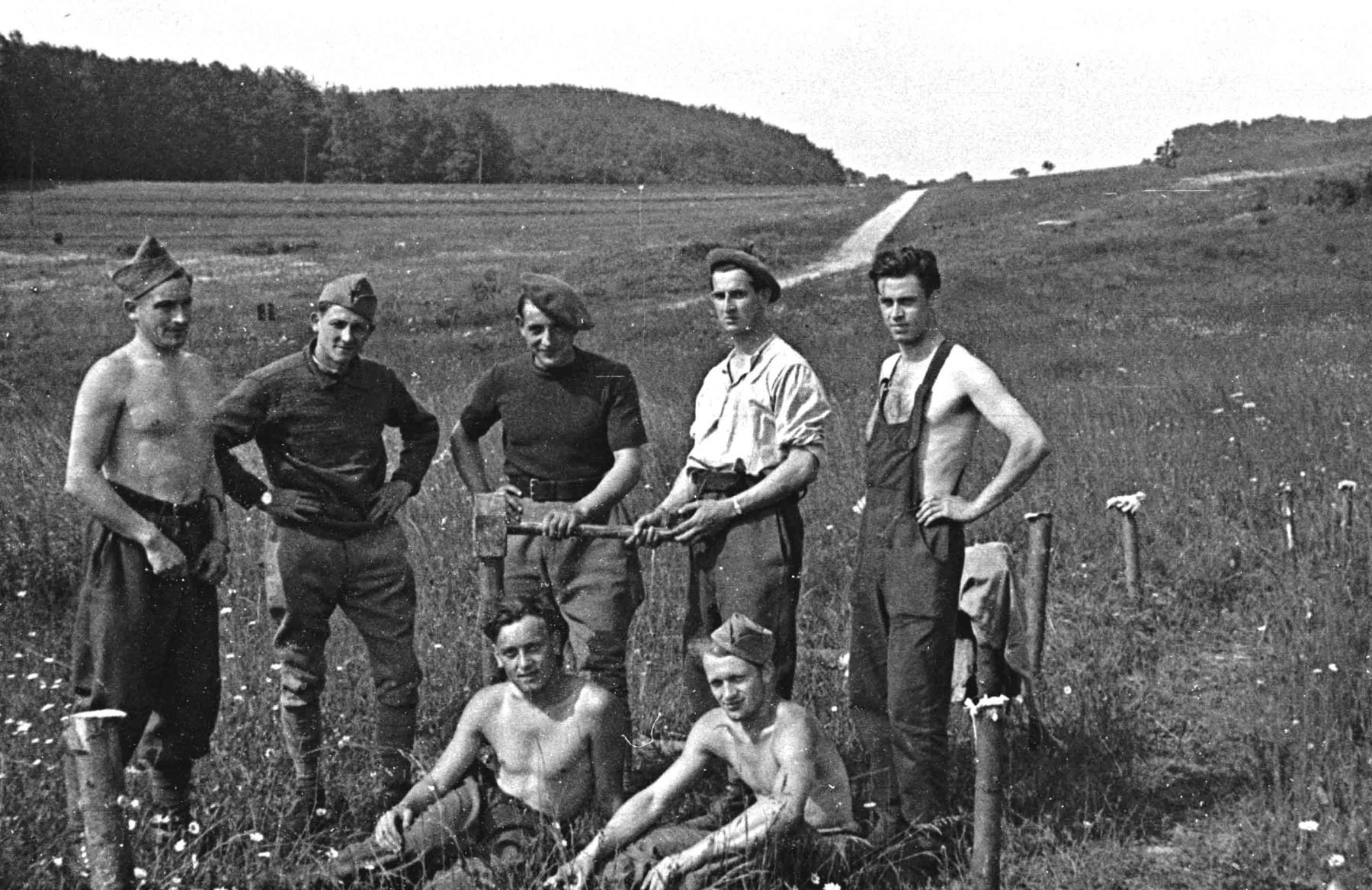 Ligne Maginot - HOCHWALD - (Ouvrage d'artillerie) - Travaux extérieurs
Mise en place d'un réseau de barbelés - Albert HAAS
