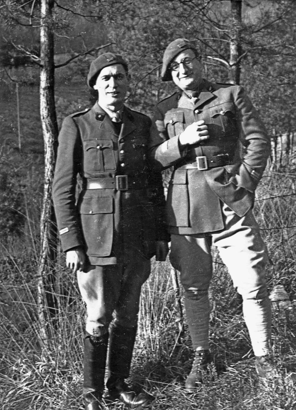 Ligne Maginot - HOCHWALD - (Ouvrage d'artillerie) - Le Lt Puffermuller commandant les sapeurs de chemin de fer de l'ouvrage (15° RG) et le Cne Brice commandant le génie de l'ouvrage(1° RG) - Albert HAAS