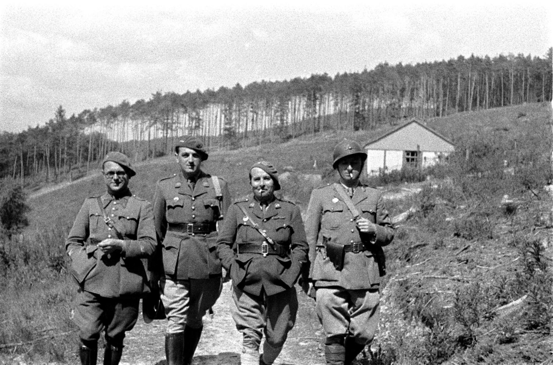 Ligne Maginot - HOCHWALD - (Ouvrage d'artillerie) - Le Lt ?; Lt Hauer, le Cne Roy commandant l'infanterie de l'ouvrage ouest et le Lt Schertzinger commandant le bloc 13 - Albert HAAS