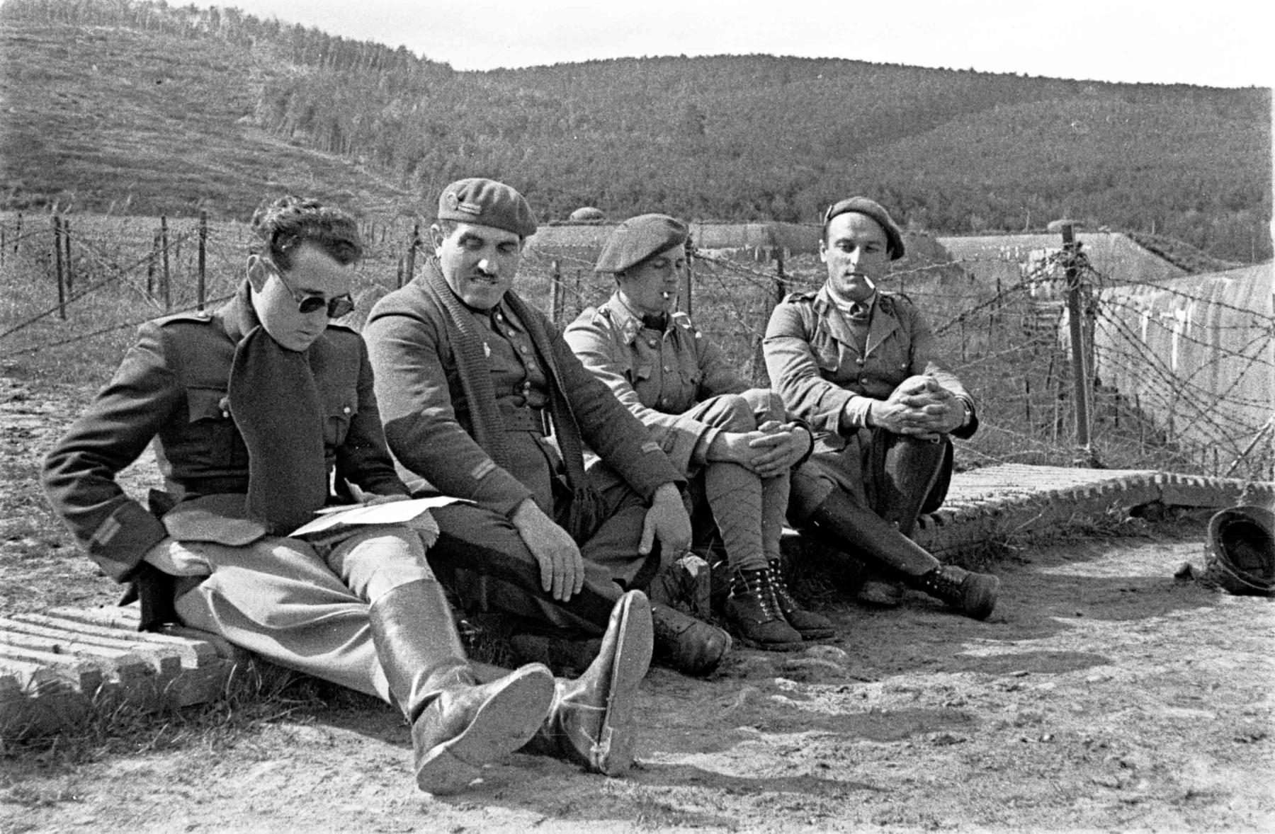 Ligne Maginot - HOCHWALD - (Ouvrage d'artillerie) - Les Lt Weisè observateur artillerie bloc 1, Anglès commandant le bloc 7 bis, René Ayral commandant le bloc 5 et Coquard commandant le bloc 1