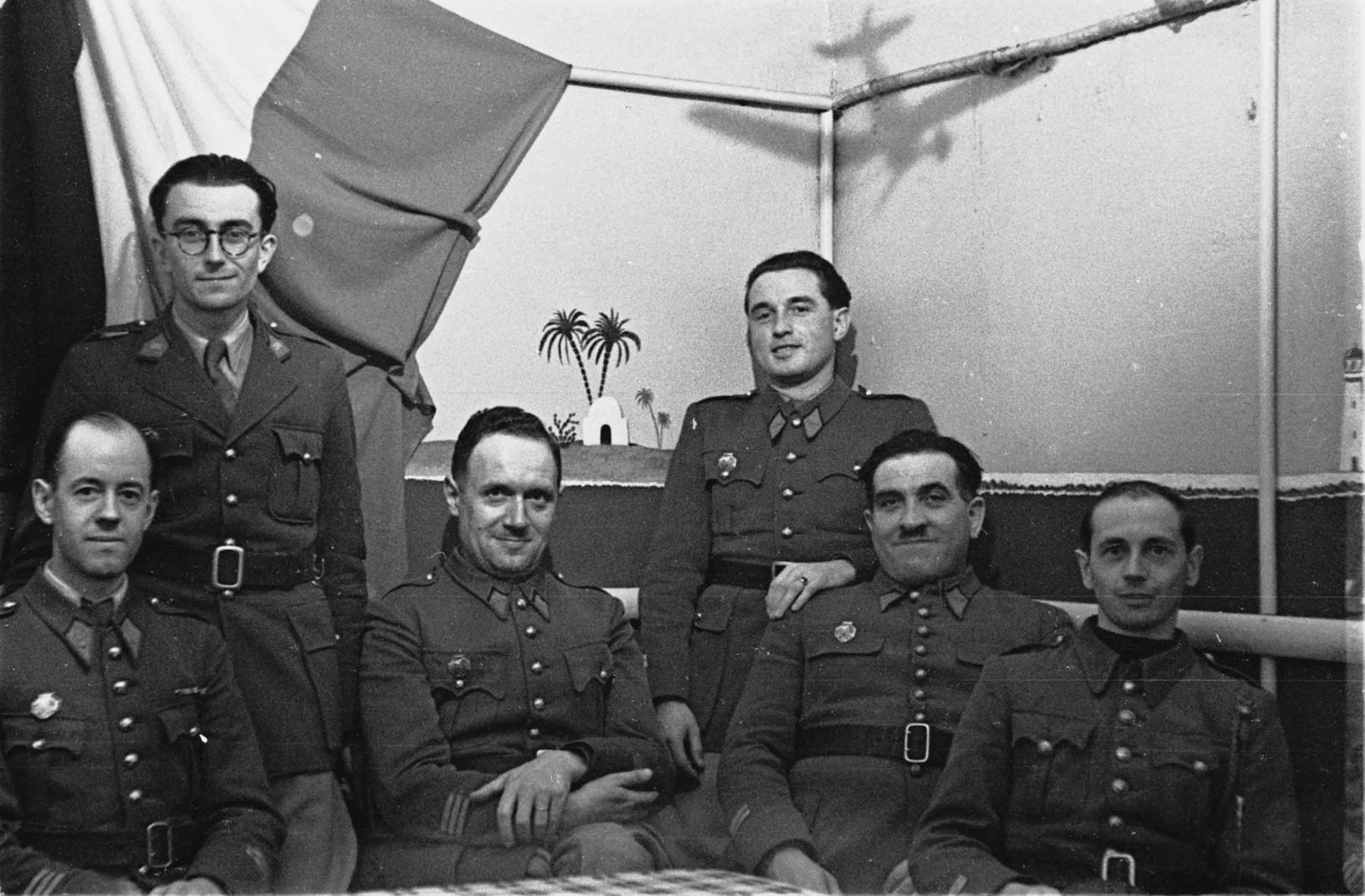 Ligne Maginot - HOCHWALD - (Ouvrage d'artillerie) - Le mess officiers
Le Cne Fleur ? premier commandant du génie de l'ouvrage, le SLt Piet commandant l'artillerie du bloc 3, Le Cne Barrier commandant l'artillerie de l'ouvrage Est, le Lt Weisé observateur d'artillerie du bloc 1, le Lt Faure commandant le bloc 6 et le Lt Ayral René commandant le bloc 5