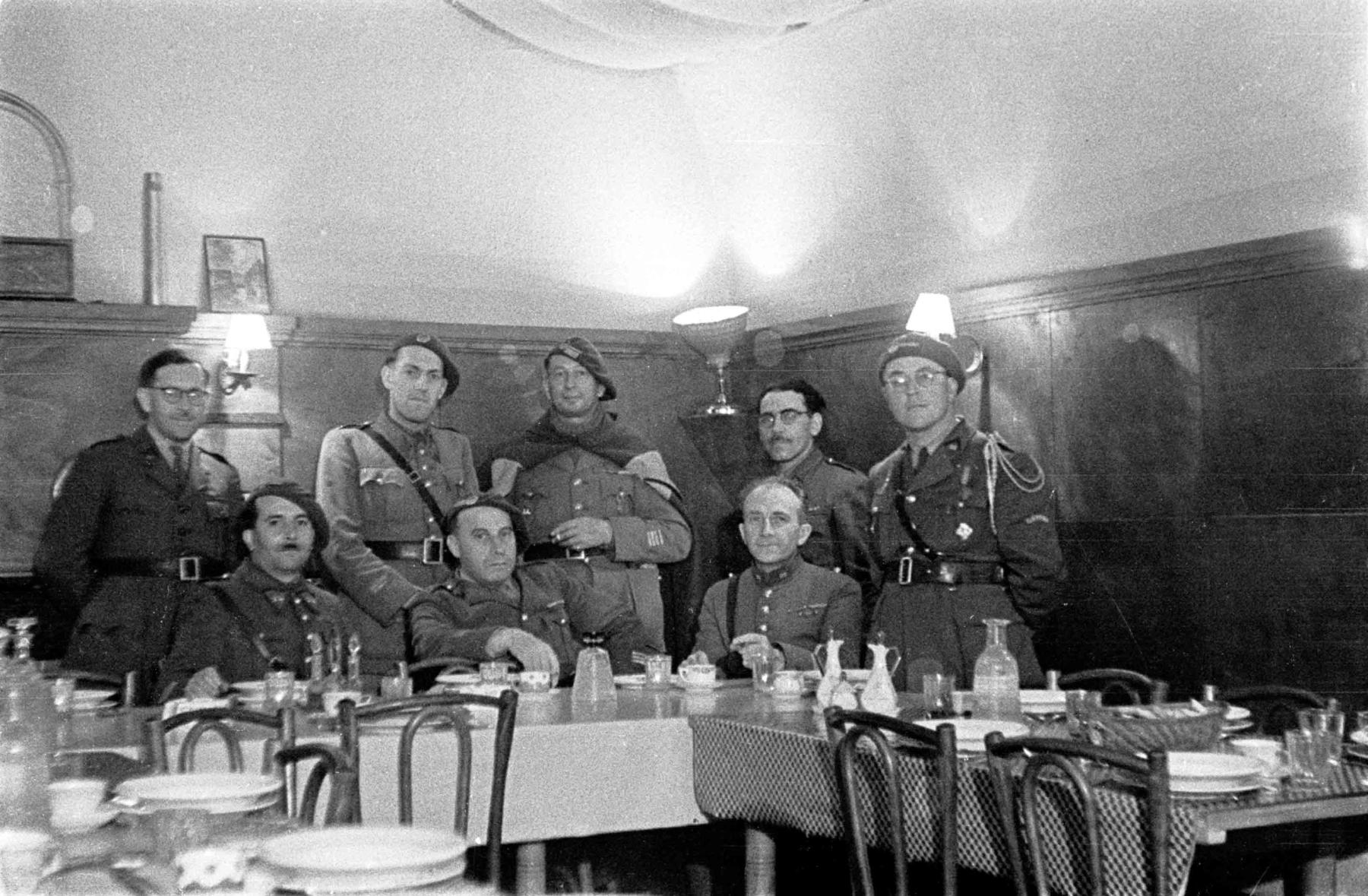 Ligne Maginot - HOCHWALD - (Ouvrage d'artillerie) - La popote des officiers de la caserne Ouest 
Cne Nuninger, Cne Roy, Lt ?, Cne ?, Cdt ?, Cne Boutry, ?, Robert Forquin - Albert HAAS