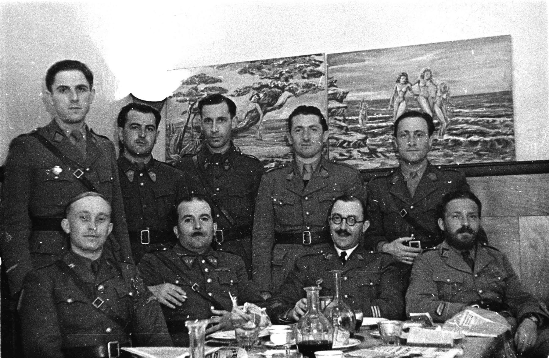 Ligne Maginot - HOCHWALD - (Ouvrage d'artillerie) - Le mess officiers
Lt Hauer , SLt Haas (Bloc 20), Lt Lefèbvre, Cne Roy commandant l'infanterie est, Hulot , Lt Schertzinger (Bloc 13), Cne Ducout (Cdt artillerie ouest), Monnier, Lt Simon (Observateur bloc 20) - Inconnu