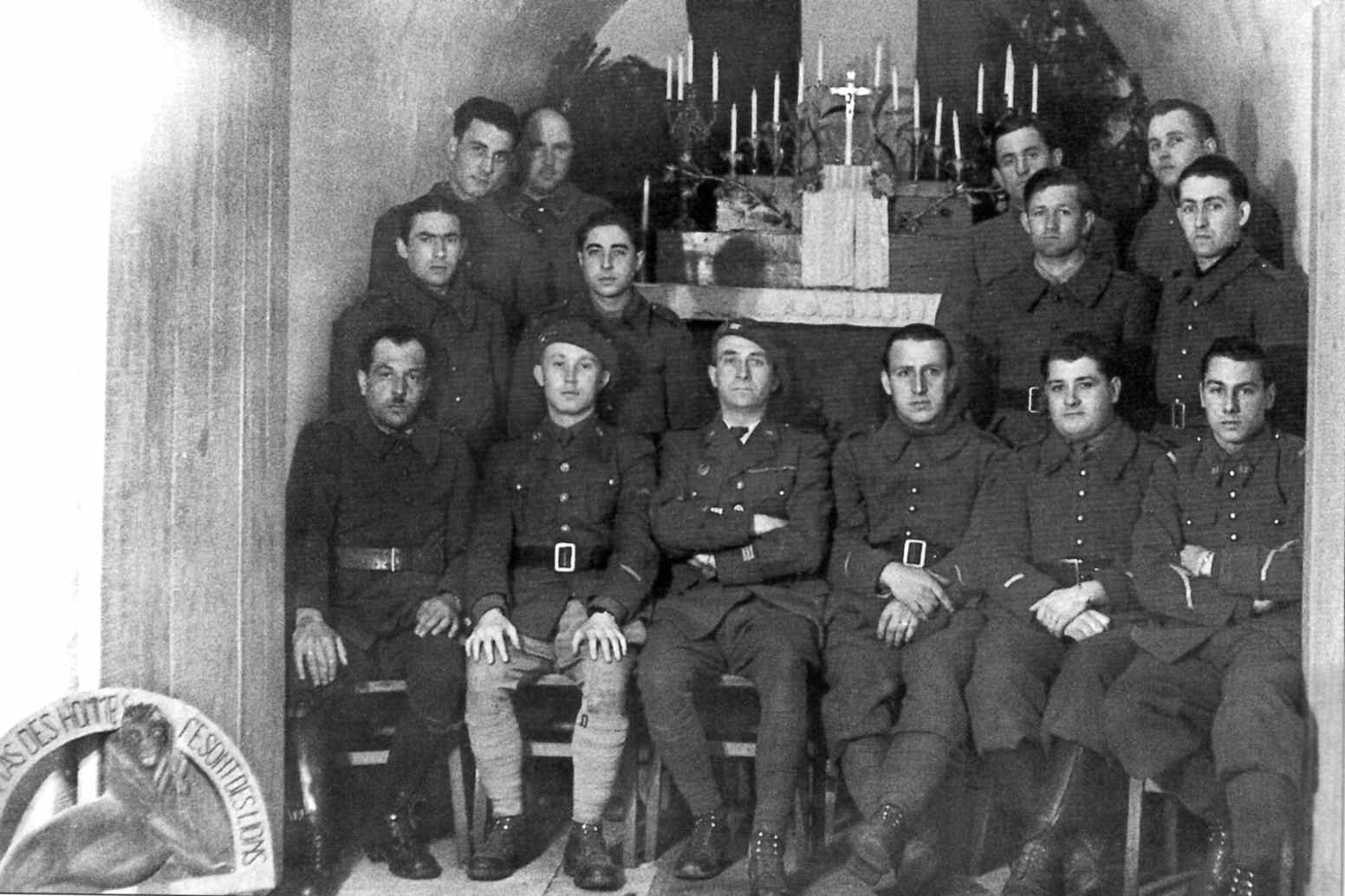 Ligne Maginot - HOCHWALD - (Ouvrage d'artillerie) - Bloc 3
La chapelle au bas du bloc
Rangée du bas,  le SLt Haas et le Cne Boutry - Inconnu