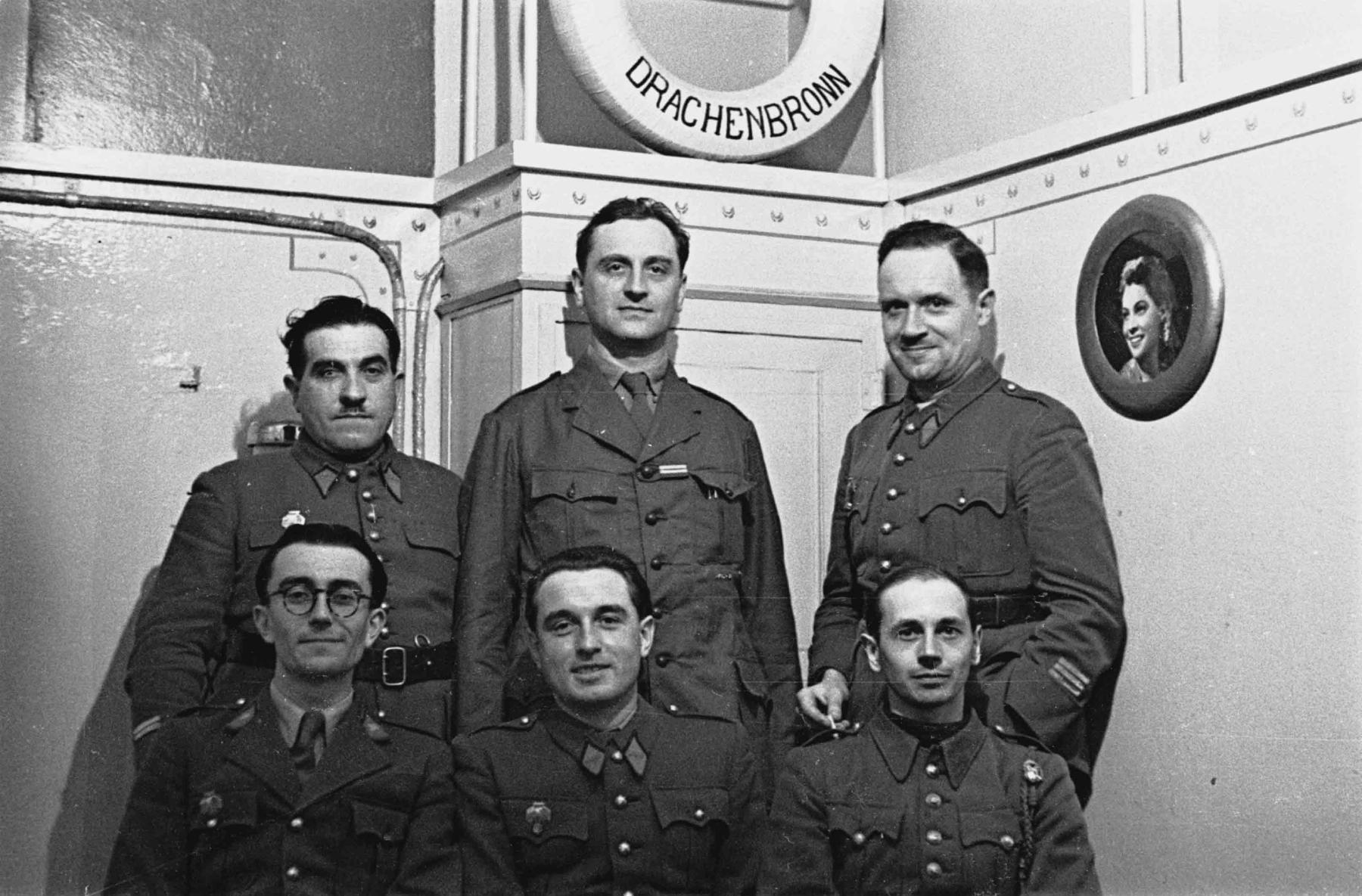 Ligne Maginot - HOCHWALD - (Ouvrage d'artillerie) - Le mess officiers
SLt Piet (chef art b3 ) , Lt Anglès (cdt B7 bis), Lt Weisé (Obs artillerie B1), Lt Gillet , Lt Ayral  (Cdt B5), Cne Barrier (Cdt art Est) - Albert Haas