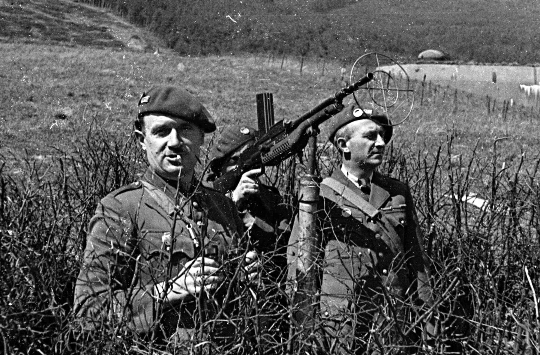 Ligne Maginot - HOCHWALD - (Ouvrage d'artillerie) - FM sur un support anti-aérien improvisé
Les Cne Barrier et Boutry - Albert Haas