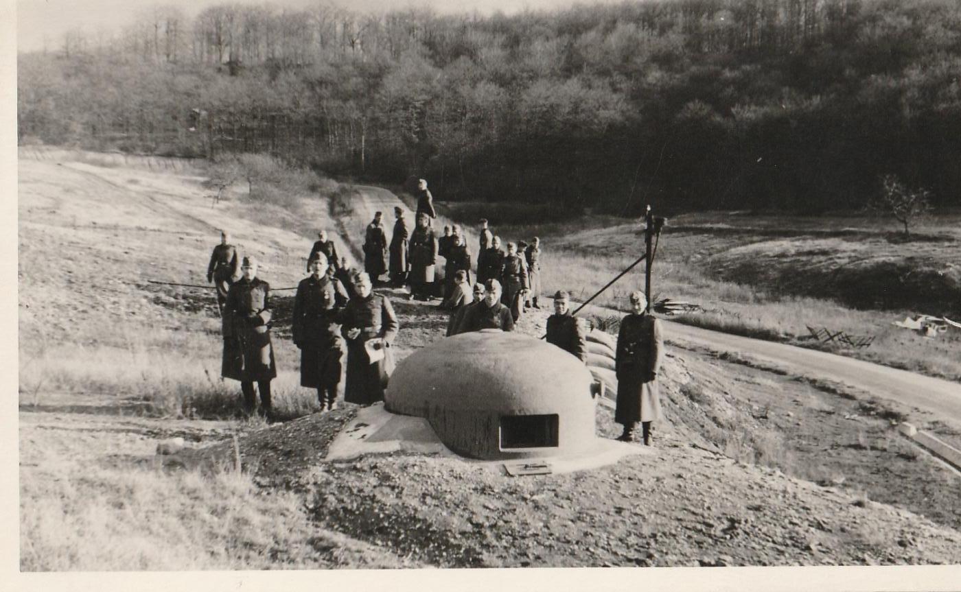 Ligne Maginot - METRICH - A17 - (Ouvrage d'artillerie) - L'entrée des hommes pendant l'occupation allemande. 
Notez l'obturateur de créneau posé à l'extérieur de la cloche.  - Inconnu