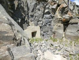 Ligne Maginot - COL DE BUFFERE - (Ouvrage d'infanterie) - Bloc 2
Créneau pour mitrailleuse et restes du dispositif de construction