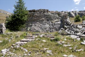 Ligne Maginot - VALLON DE SANGUINIERE - (Cuve pour arme d'infanterie) - Vestiges de murs ainsi que de deux escaliers à proximité de la position