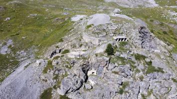 Ligne Maginot - COL DE BUFFERE - (Ouvrage d'infanterie) - A gauche l'issue de secours, puis le bloc 2, inachevés.