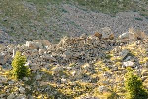 Ligne Maginot - L'ESCUZIER Sud (PA) (Divers) - Deux cuves pour arme d'infanterie dans l'éboulis. La structure se situe aux coordonnées suivantes : 44°18'14.80'N, 6°47'38.32'E.