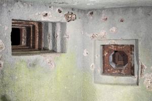 Ligne Maginot - BASSE PARTHE EST - C46 - (Casemate d'infanterie - Simple) - Créneau de jumelage de mitrailleuse, ainsi qu'un créneau de défense de proximité.