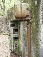 Ligne Maginot - BASSE PARTHE EST - C46 - (Casemate d'infanterie - Simple) - Projecteur blindé au premier plan. A l'arrière-plan, entrée de la casemate et créneaux de défense rapprochée pour FM