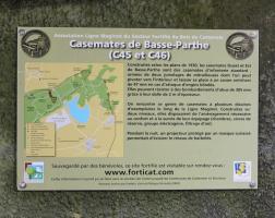 Ligne Maginot - BASSE PARTHE EST - C46 - (Casemate d'infanterie - Simple) - Panneau touristique et informatif
Ce panneau détaillé, apposé sur un des murs de la casemate, renseigne le promeneur sur la nature des deux édifices, l'autre casemate étant située à proximité. Un coquille s'est glissée dans le texte concernant l'armement antichar, ces deux casemates étant dotées de canons de 37 mm.