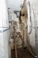 Ligne Maginot - BASSE PARTHE EST - C46 - (Casemate d'infanterie - Simple) - Etage inférieur
Arrivées des câbles téléphoniques (deux) et électrique ? ainsi que d'une tuyau d'alimentation en eau venant de .......