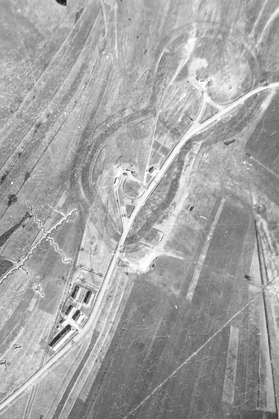 Ligne Maginot - LATIREMONT - A3 - (Ouvrage d'artillerie) - Vue aérienne du 12 mars 1940 des deux entrées de l'ouvrage et du camp léger. - Armée de l'Air 