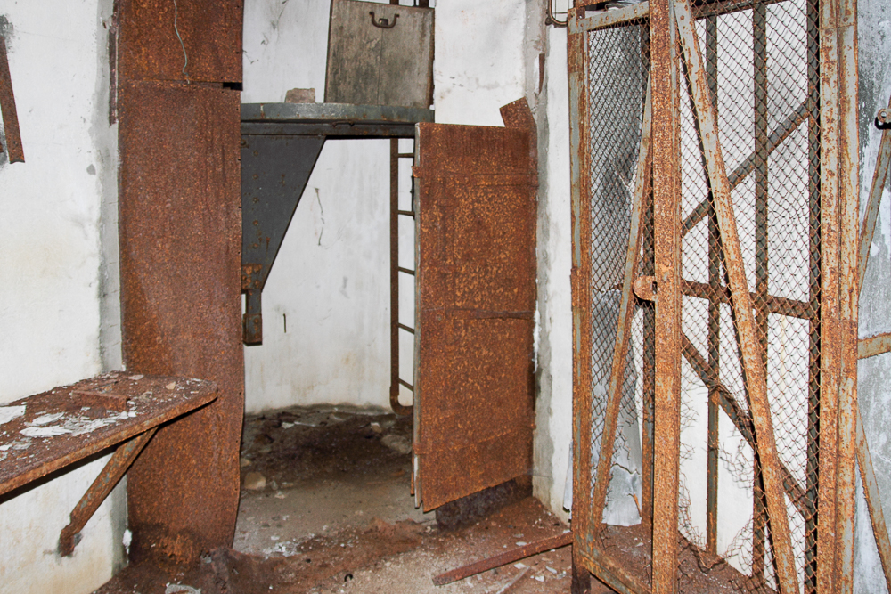 Ligne Maginot - PETERSBERG OUEST - C39 - (Casemate d'infanterie - Simple) - Accès à la cloche GFM (dont le plancher est en position basse) et armoires à munitions à droite - Michel Teiten